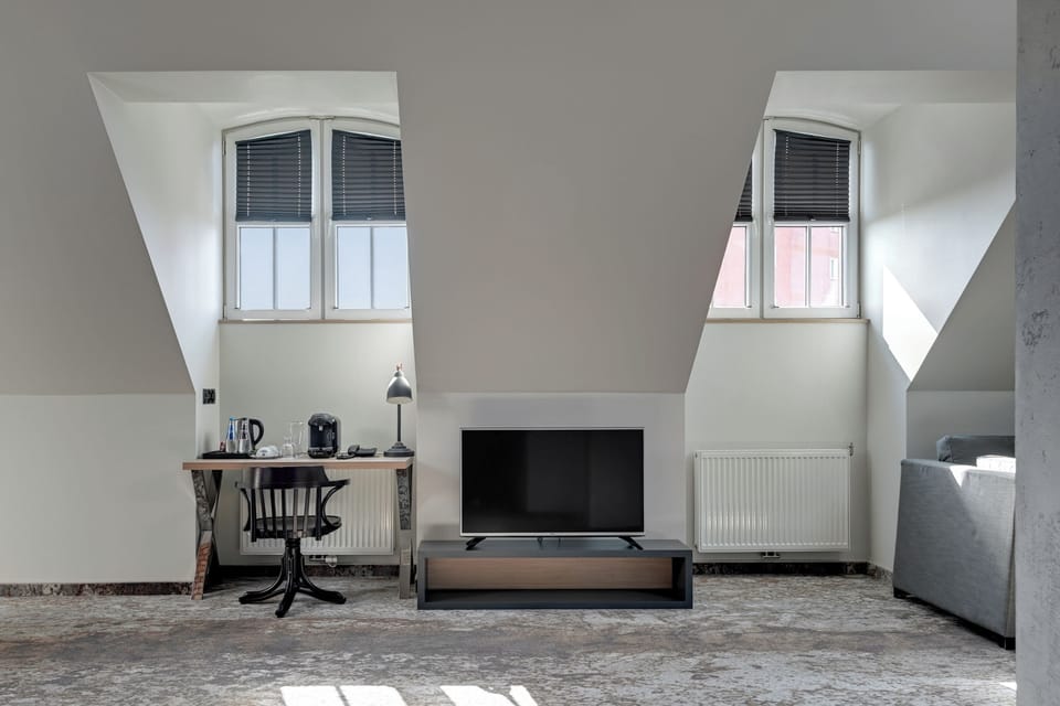 Top Floor | Minibar, in-room safe, desk, blackout drapes