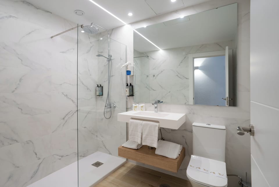 Combined shower/tub, deep soaking tub, free toiletries, hair dryer