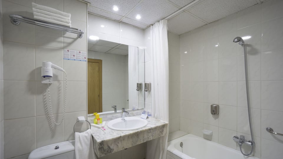 Combined shower/tub, deep soaking tub, free toiletries, hair dryer