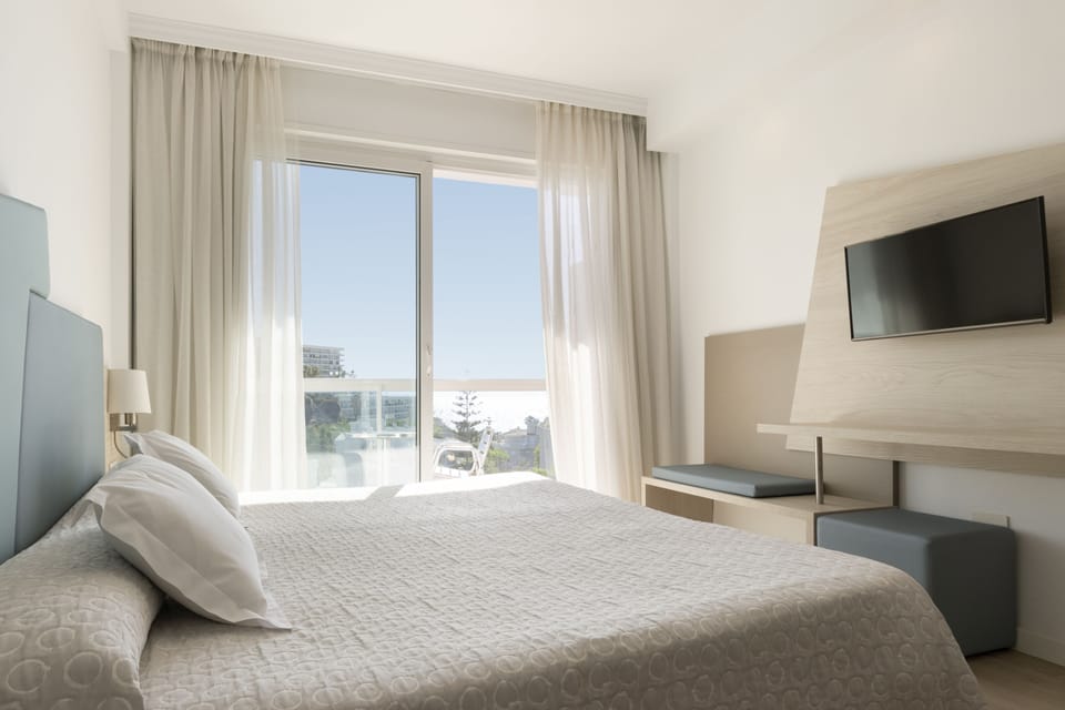 In-room safe, WiFi, bed sheets