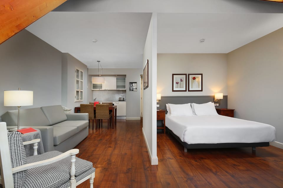 Apartment, 1 Bedroom (4 People) | Desk, free cribs/infant beds