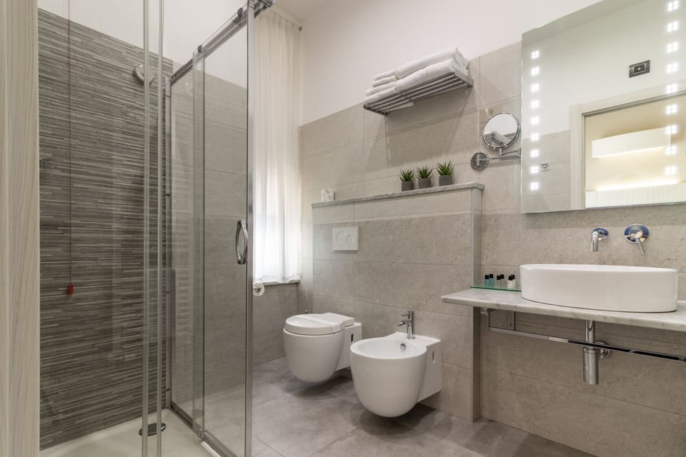 Deluxe Double or Twin Room, Ensuite, City View | Bathroom | Shower, rainfall showerhead, free toiletries, hair dryer