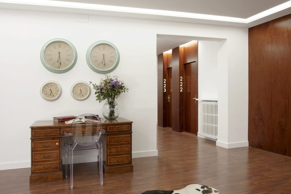 Single Room | Down comforters, in-room safe, desk, laptop workspace