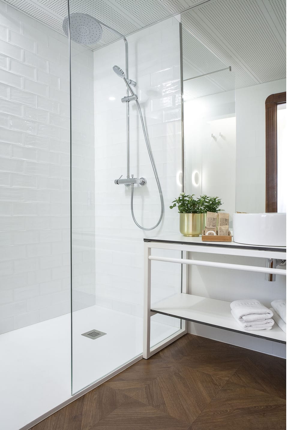 Single Room | Bathroom | Eco-friendly toiletries, hair dryer, towels, soap