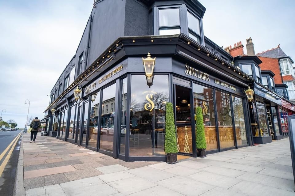 Sinclair's Bar, Lounge & Rooms Bed and Breakfast in Southport