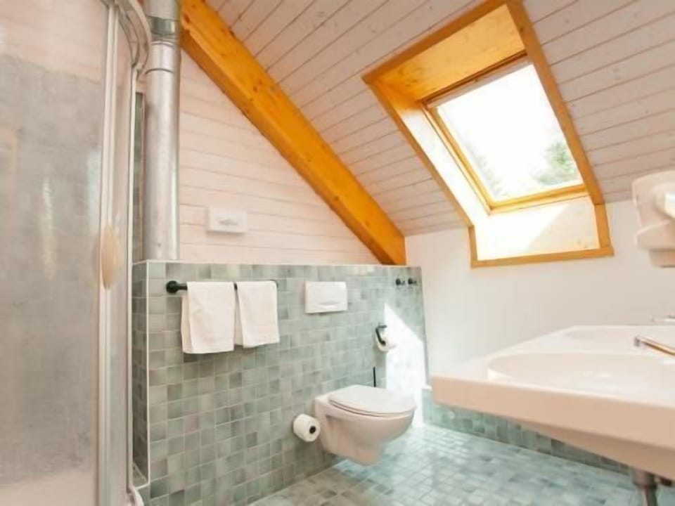 Shower, free toiletries, towels