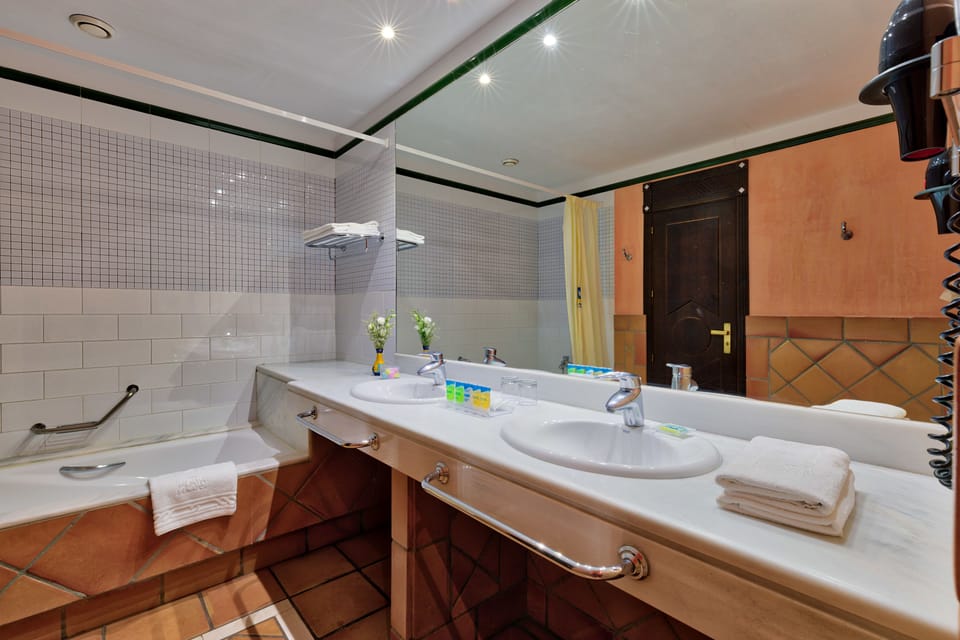 Combined shower/tub, eco-friendly toiletries, hair dryer, bidet