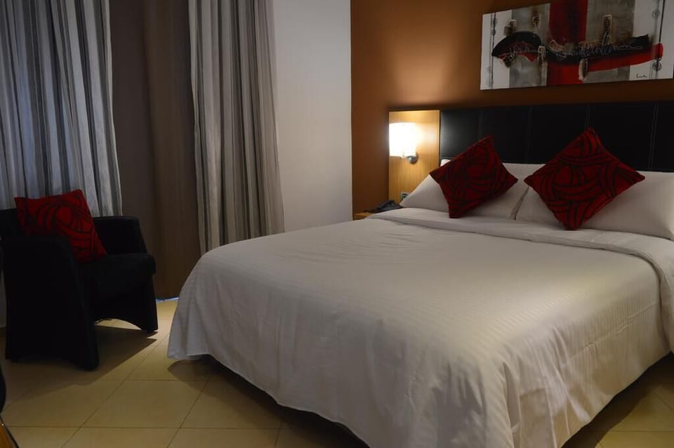 Deluxe Room | Premium bedding, minibar, in-room safe, desk