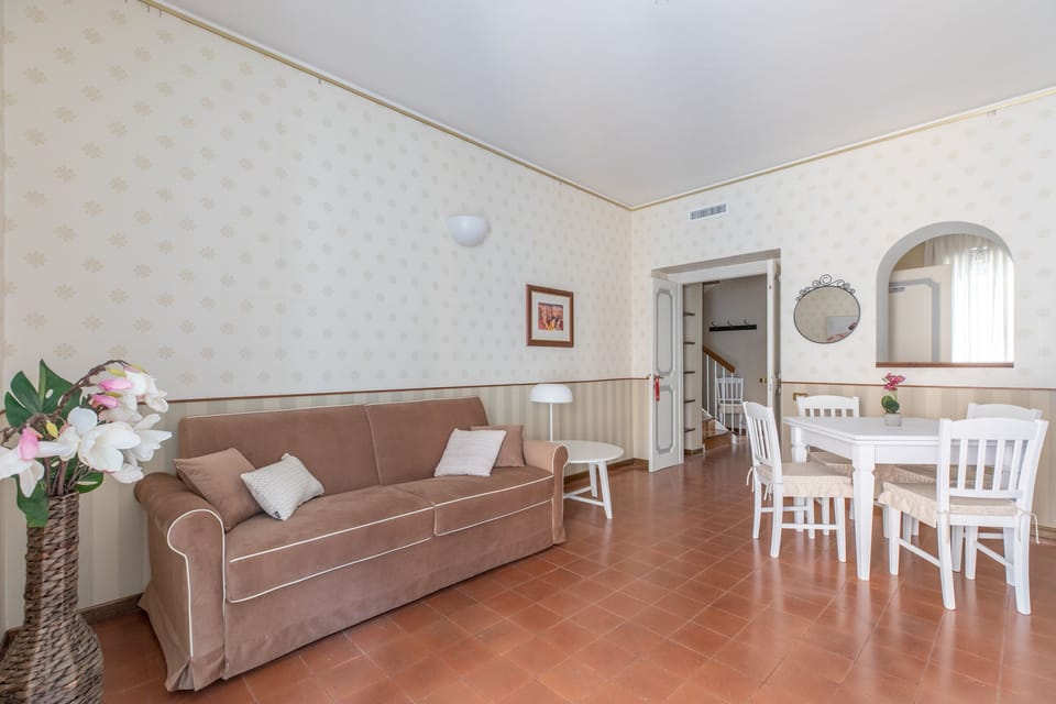 Suite Familiare Deluxe | Living area | Flat-screen TV