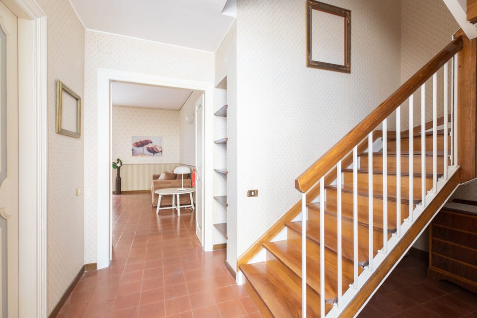 Suite Familiare Deluxe | Living area | Flat-screen TV