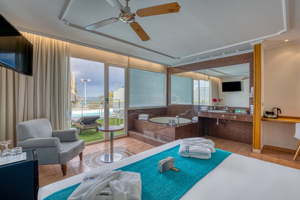 Suite (Playa) | Desk, soundproofing, WiFi (free), bed sheets