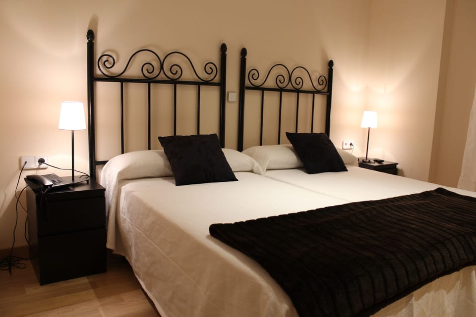 Double or Twin Room, Mountain View | Free cribs/infant beds, free WiFi, bed sheets