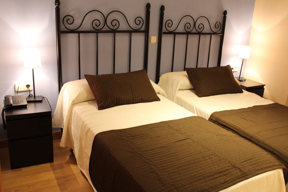 Double or Twin Room, Mountain View | Free cribs/infant beds, free WiFi, bed sheets
