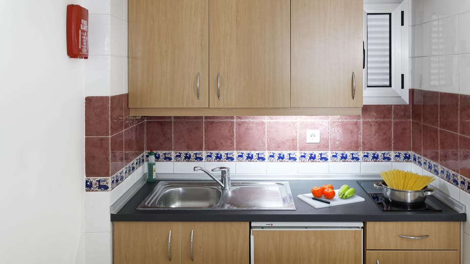 Fridge, stovetop, coffee/tea maker, electric kettle