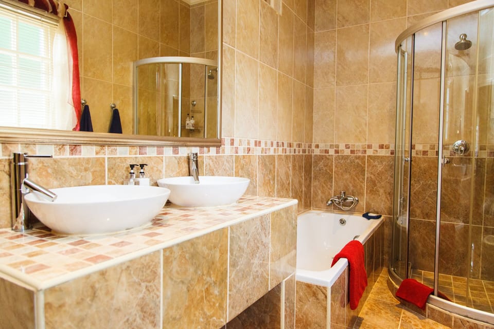 Luxury Double Room | Bathroom | Free toiletries, towels