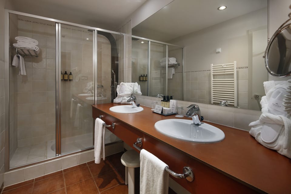 Junior Suite, 1 Queen Bed | Premium bedding, minibar, in-room safe, desk