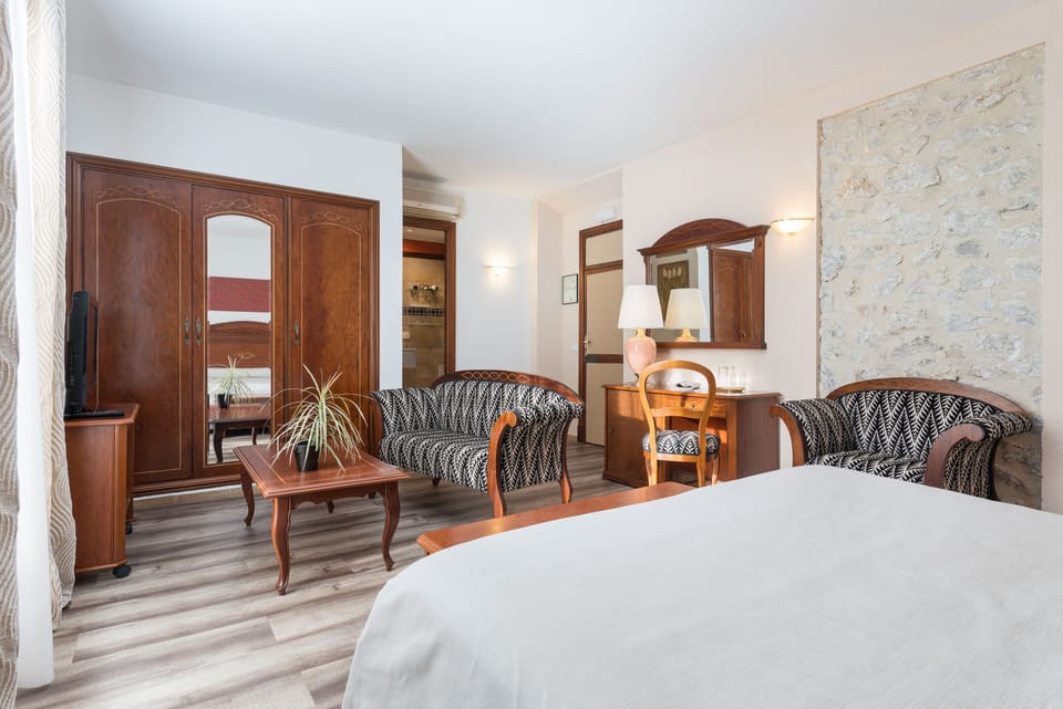 Deluxe Double Room | Living room | Flat-screen TV