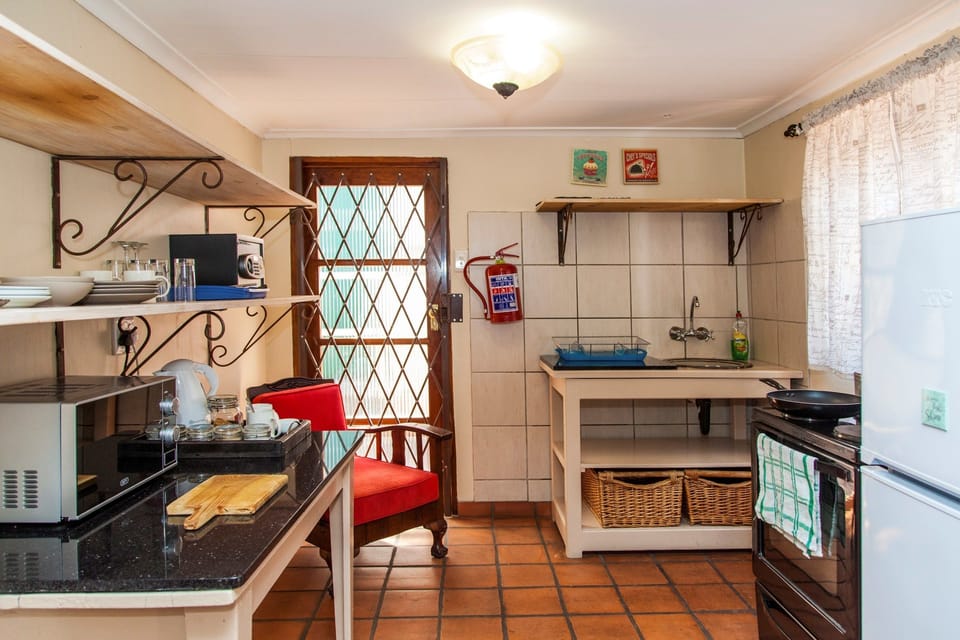 Family Apartment | Private kitchen | Coffee/tea maker, electric kettle, toaster, cookware/dishes/utensils