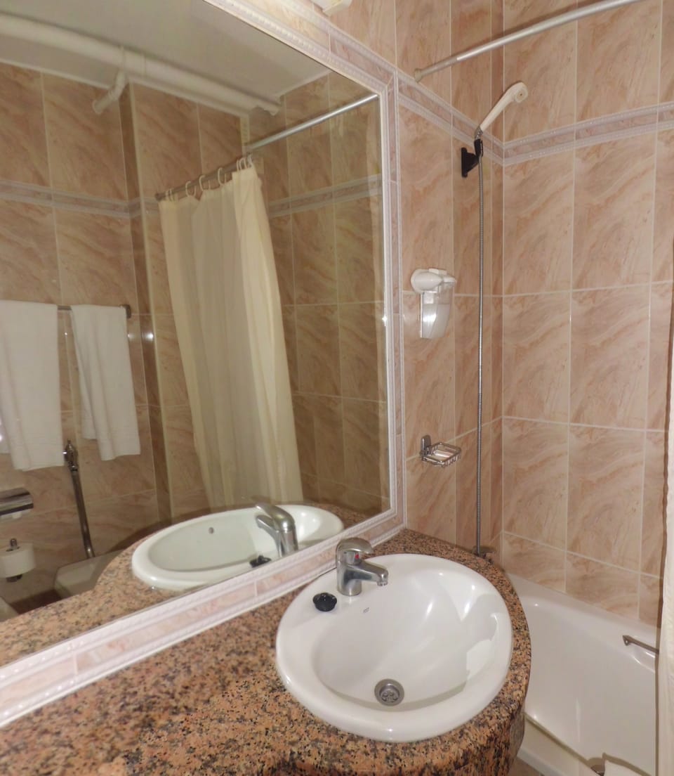Combined shower/tub, hair dryer, bidet, towels