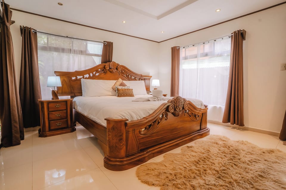 Deluxe Room | Soundproofing, iron/ironing board, free WiFi, bed sheets