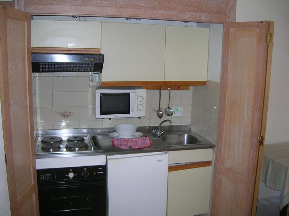 Fridge, microwave, electric kettle, cookware/dishes/utensils