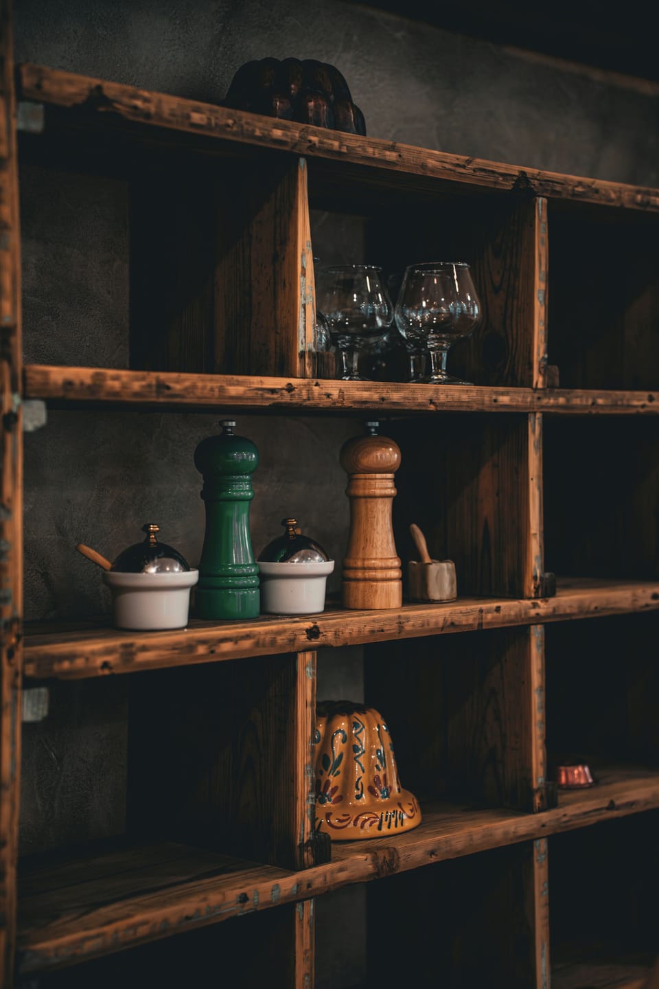 2 restaurants, lunch, dinner served; French cuisine