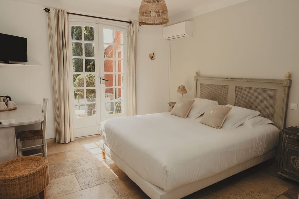 Comfort Double Room, Pool View | Minibar, in-room safe, desk, soundproofing