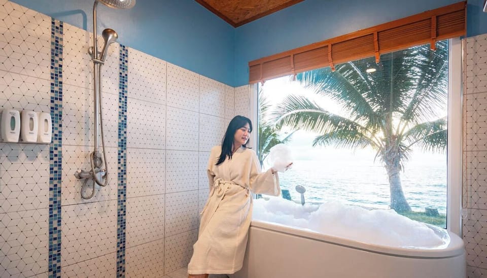 Beach front deluxe with Jacuzzi bathroom | Free WiFi