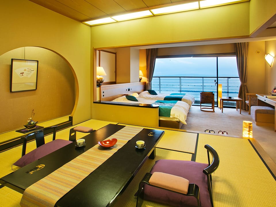 Premium bedding, in-room safe, desk, WiFi (free)