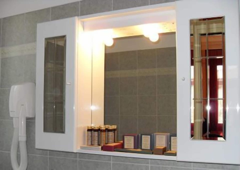 Shower, free toiletries, hair dryer, bidet