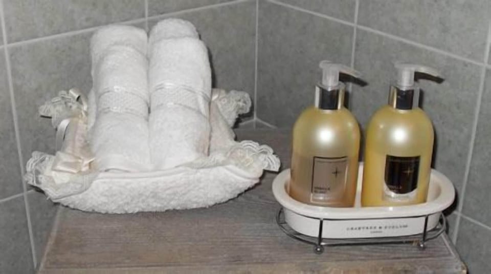 Deluxe Double Room, Balcony | Bathroom amenities | Shower, free toiletries, hair dryer, bidet