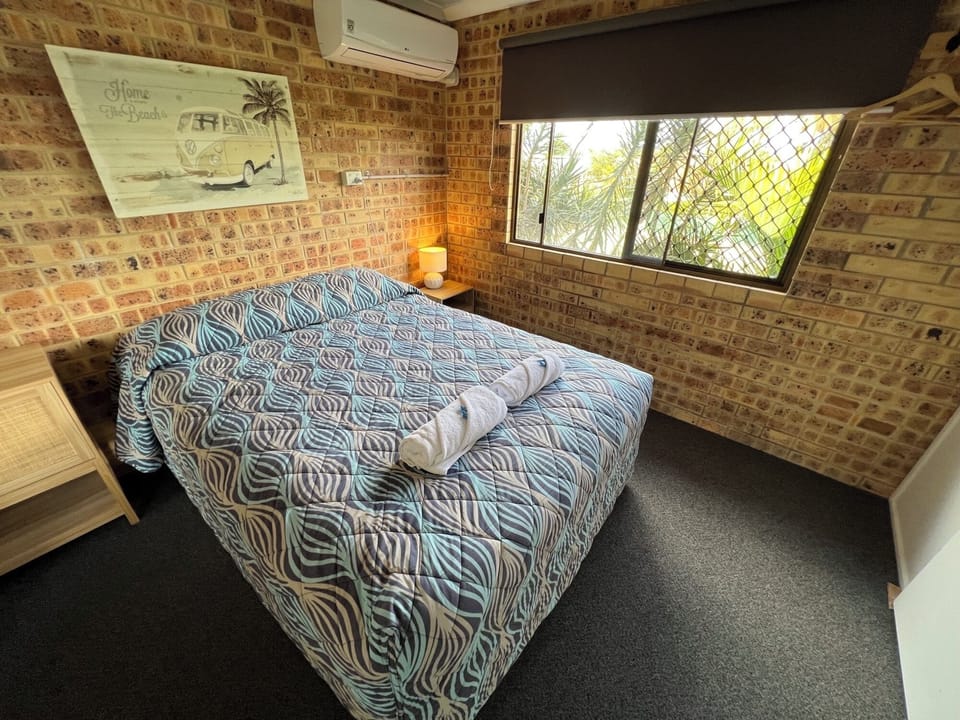 Deluxe Apartment | Desk, iron/ironing board (on request), WiFi (free), bed sheets