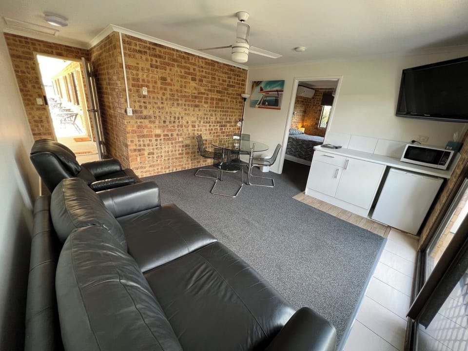 Deluxe Apartment | Living area | Flat-screen TV