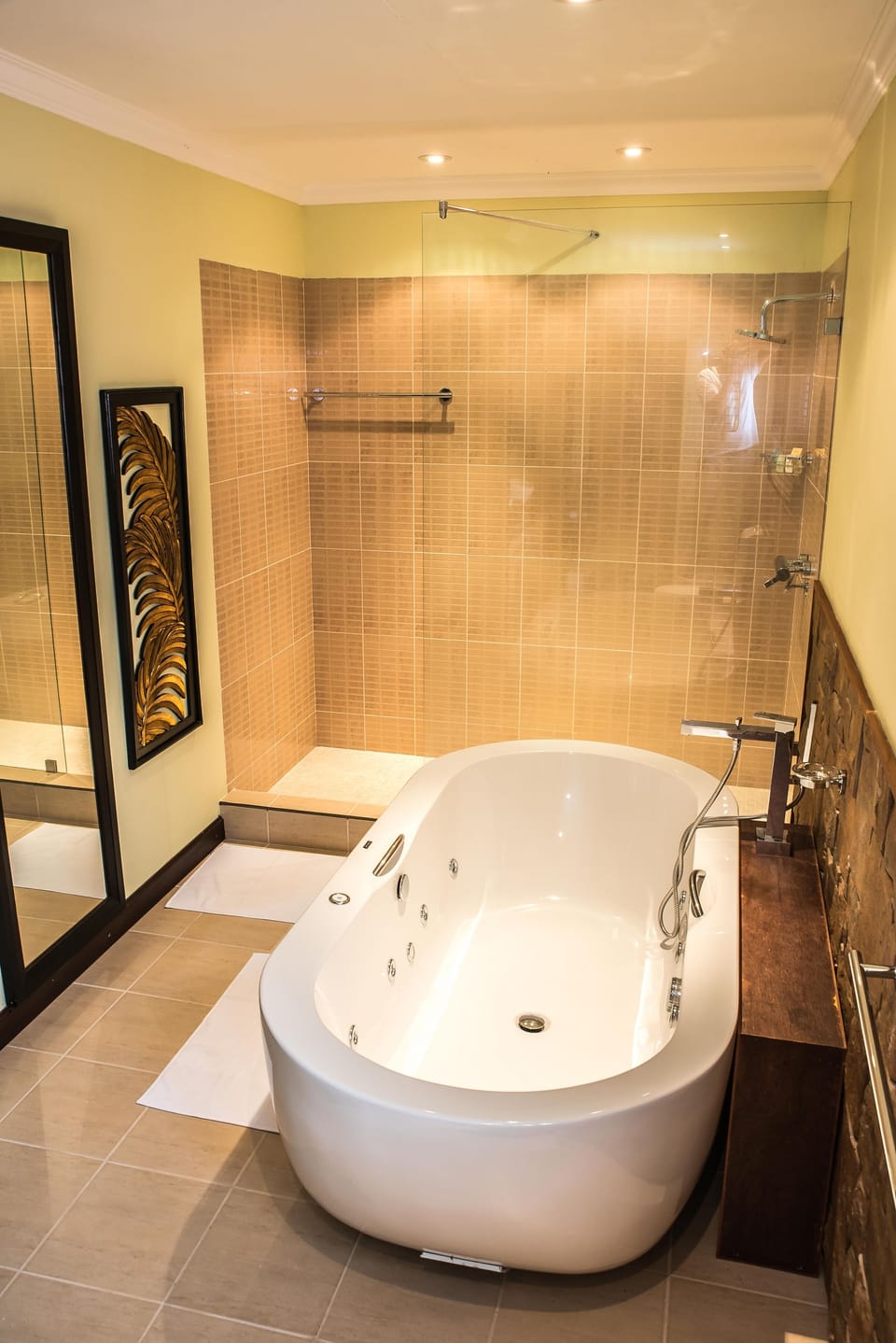 Deluxe Double Room | Bathroom | Separate tub and shower, free toiletries, hair dryer (on request)