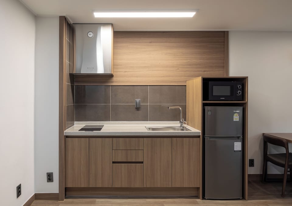 Fridge, stovetop, electric kettle, dining tables