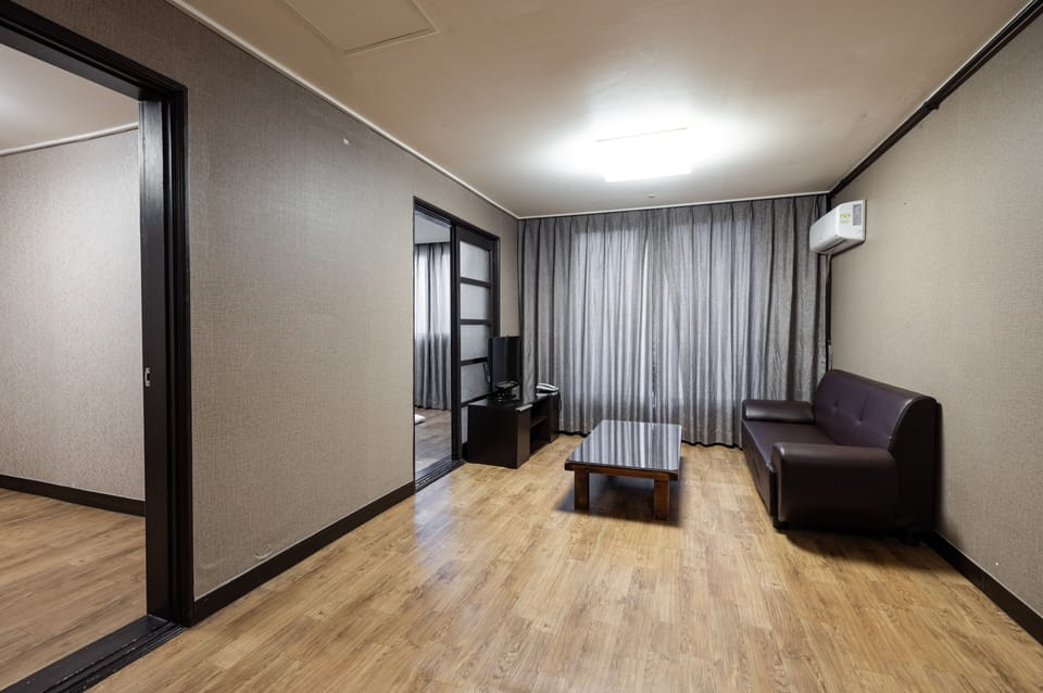 Premier Room, Mountain View (25 PY, Run of House) | WiFi (free), bed sheets