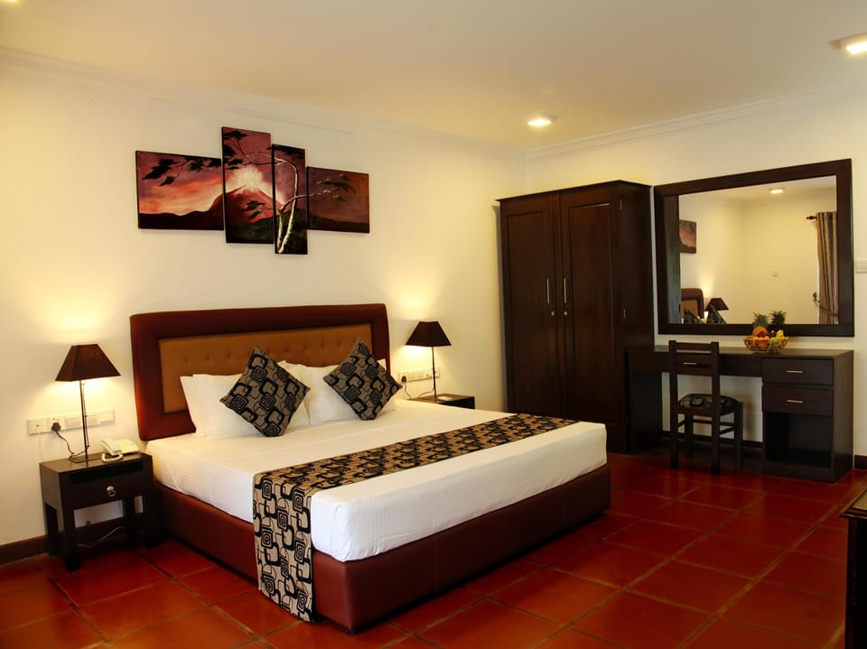 Super Deluxe Double with Bathtub and Complimentary Airport Transfer | Minibar, in-room safe, desk, soundproofing