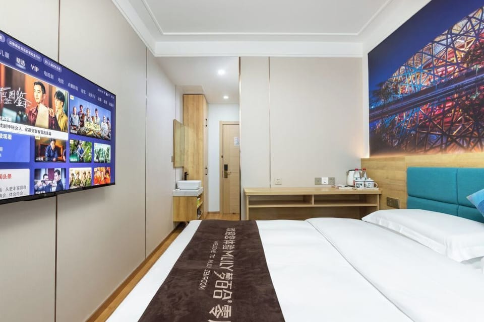 Zero Pressure Queen Room | Blackout drapes, iron/ironing board, WiFi (free)
