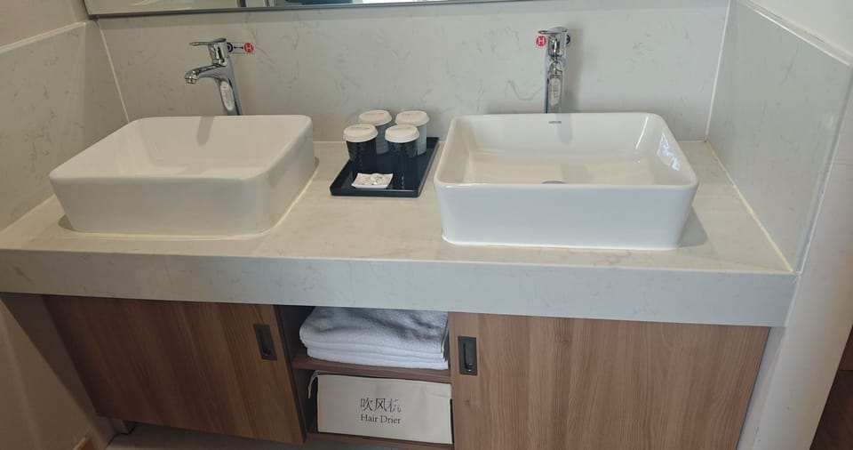 Family Suite | Bathroom | Free toiletries, hair dryer, slippers, towels