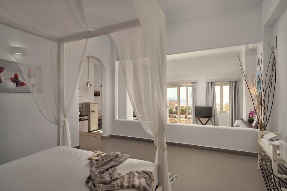 Poolfront Superior Suite with Sea View | Egyptian cotton sheets, premium bedding, down comforters
