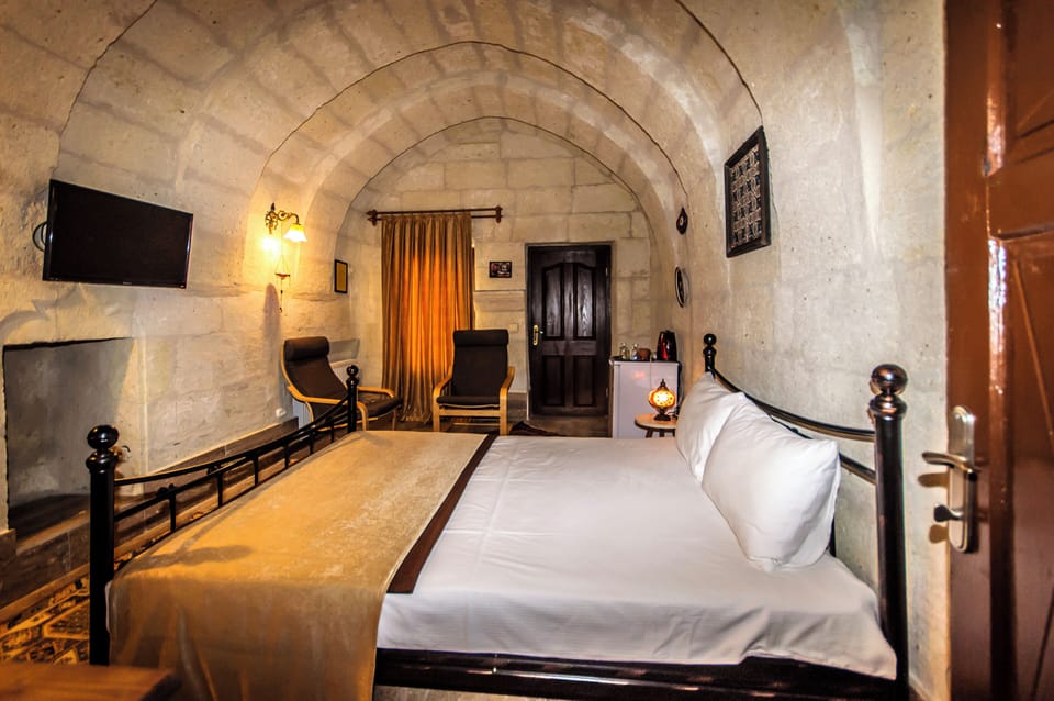 Deluxe Cave Room | Free minibar items, individually decorated, individually furnished