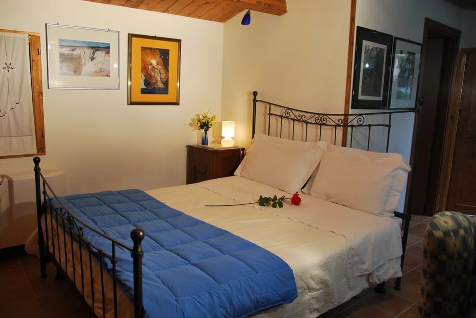 Cottage | Premium bedding, desk, soundproofing, iron/ironing board (on request)