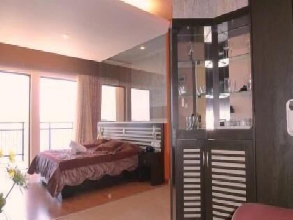 Junior Suite, Hot Tub | In-room safe, free cribs/infant beds, free WiFi, bed sheets