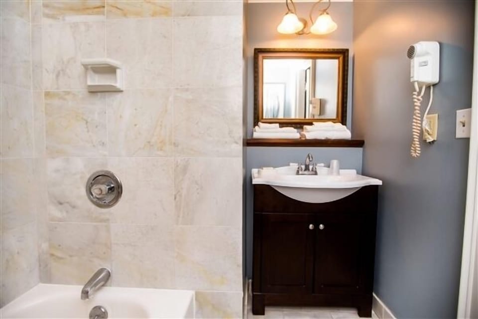 Eilean Donan | Bathroom | Combined shower/tub, free toiletries, towels