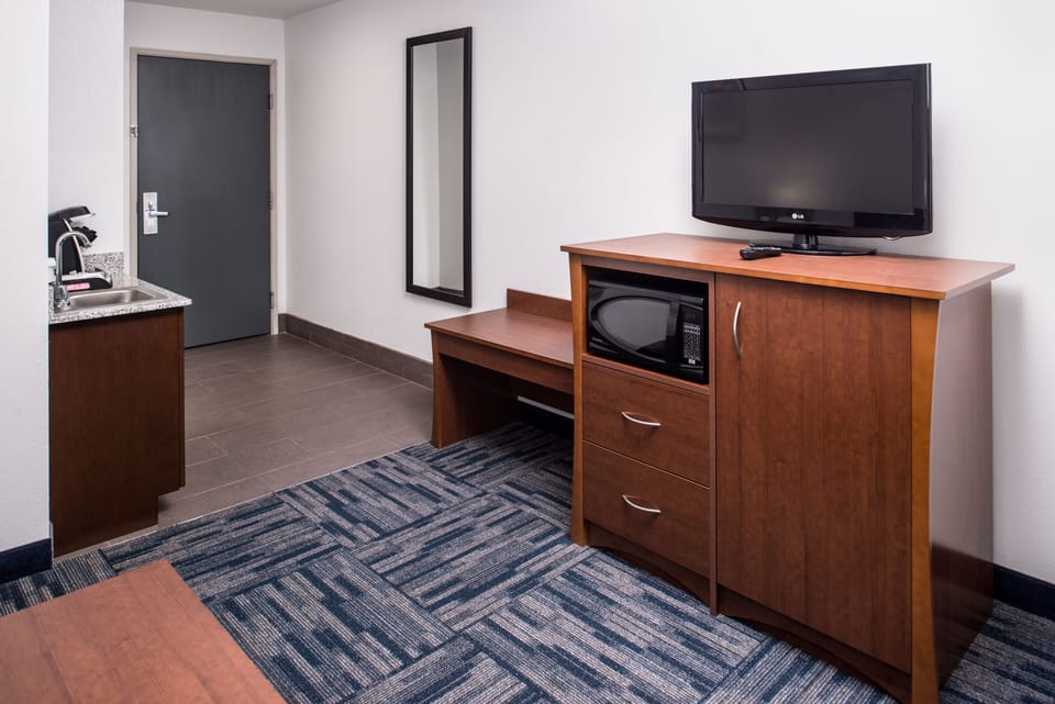 Desk, iron/ironing board, WiFi (free), bed sheets