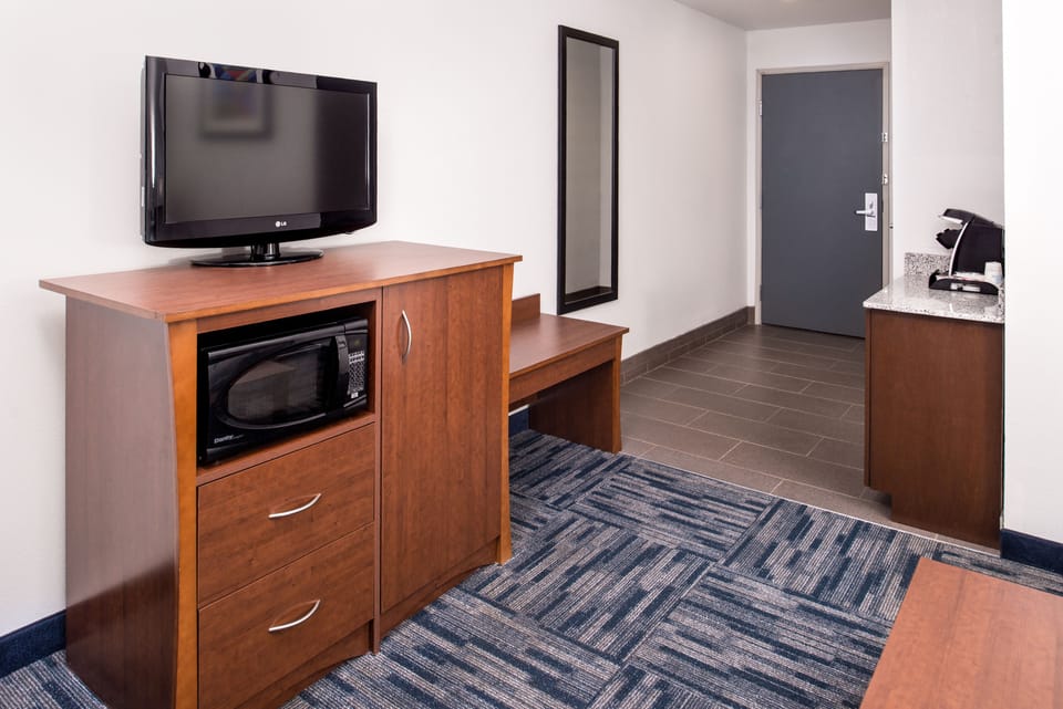 Desk, iron/ironing board, WiFi (free), bed sheets