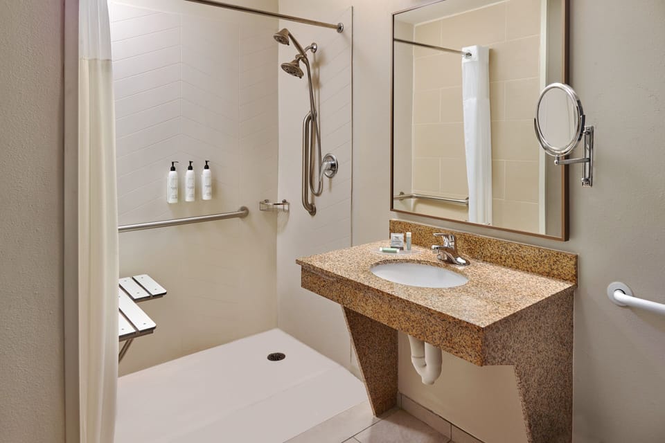 Combined shower/tub, free toiletries, hair dryer, towels