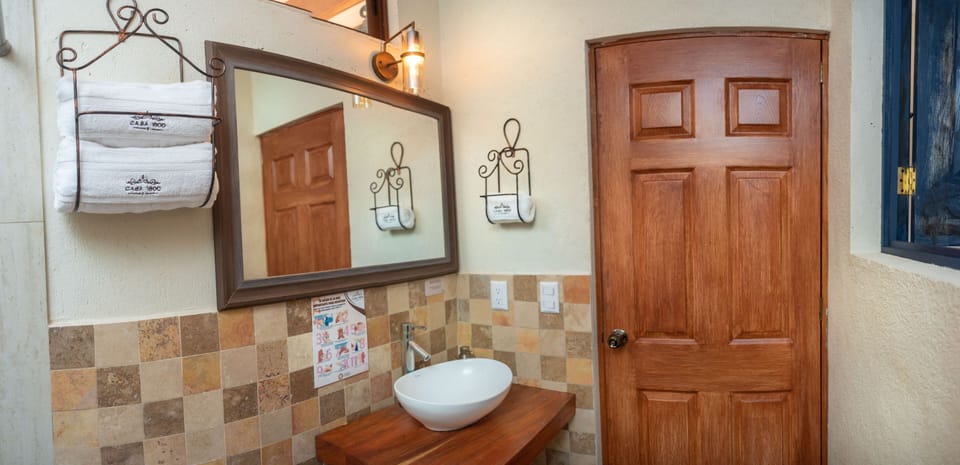 Elite Room, 1 King Bed | Bathroom | Free toiletries, hair dryer, towels, soap