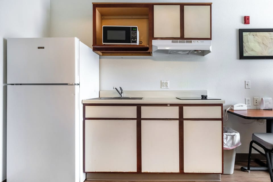 Full-size fridge, microwave, stovetop