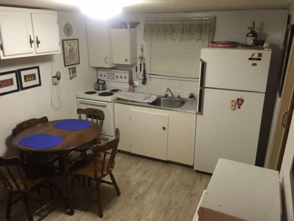 Cottage, 2 Bedrooms | Private kitchen | Fridge, microwave, oven, stovetop